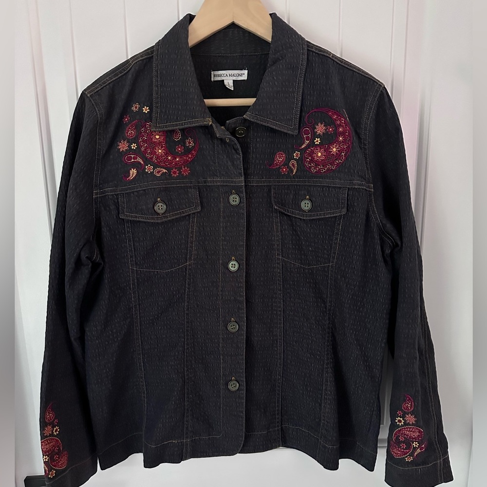REBECCA MALONE embossed denim with embroidered sleeves and shoulder Sz L